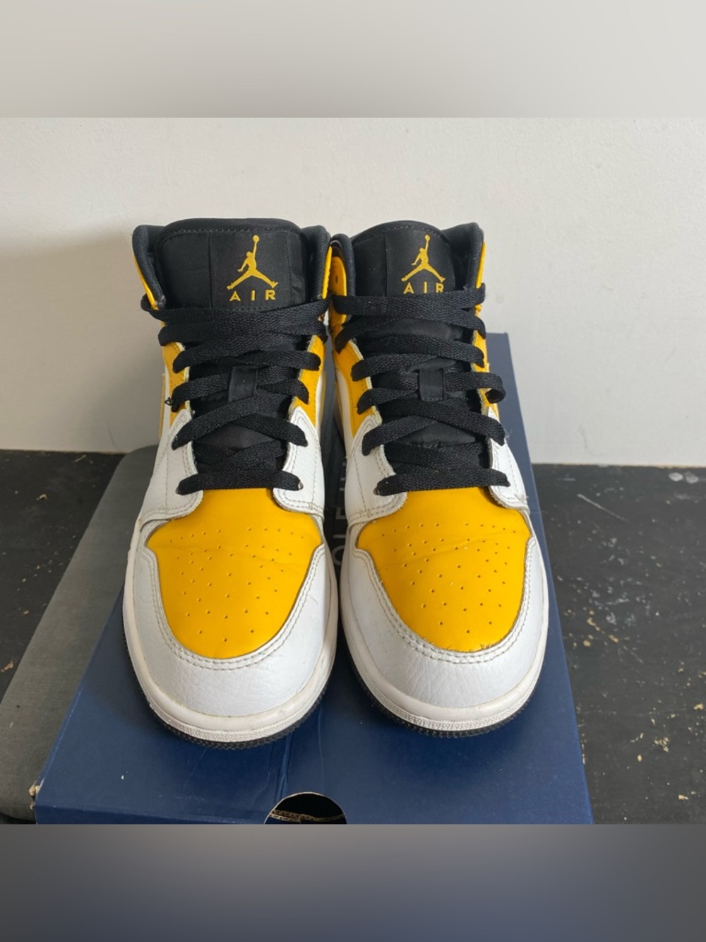 Jordan 1 Mid University Gold Size 6Y